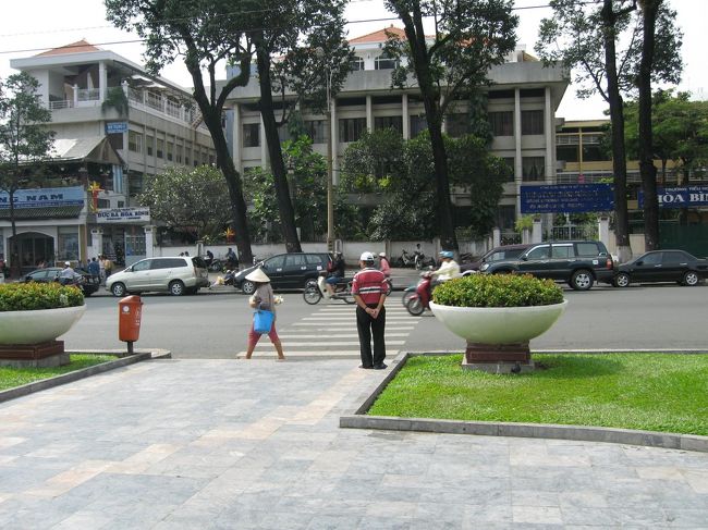 この笠普通にかぶっていてなんだかかわいいですね。公園脇のこのとおりにはカフェもたくさんありました。