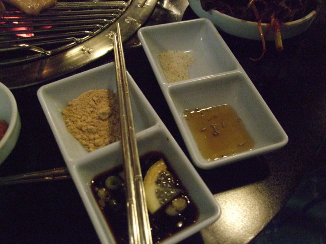 つけタレ。<br />右上から時計周りに、塩こしょう、ごま油、しょうゆベースの特製タレ、きな粉（意外に合います）です。