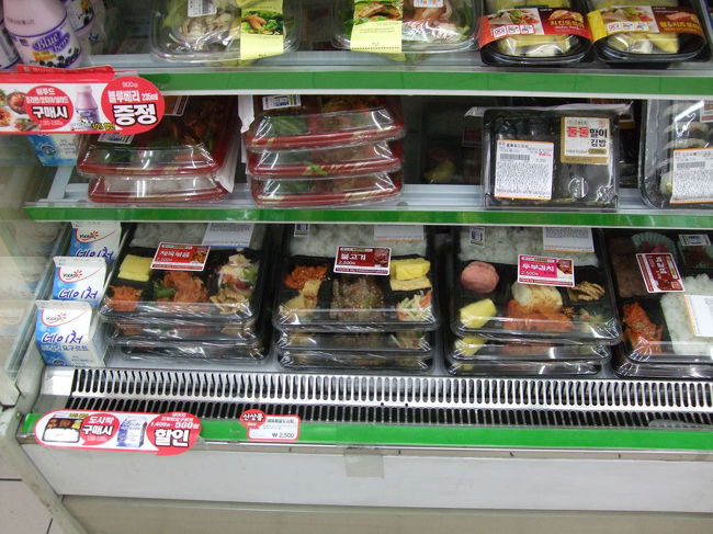今まで気づかなかっただけかもしれませんが、韓国のコンビニでも弁当が売られていました。<br />韓国はどこに行っても食堂があって、安い金額で食べられるので、コンビニ弁当のリーズはないかと思っていました。