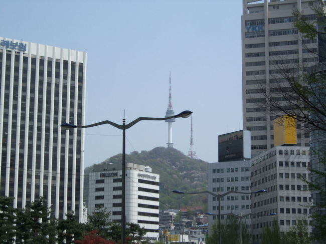 市街から見えたソウルタワー。<br />ソウルは街の真ん中に小高い丘があって、ちょっとびっくりです。