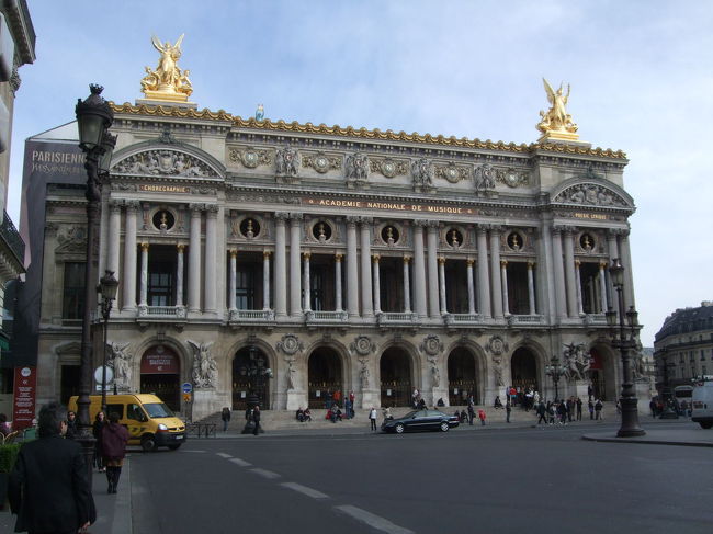 まずは、オペラ座へ。<br />オペラ座は現在外観の修理中です。正面玄関は封鎖されていて入ることはできないので、後ろから出入りします。