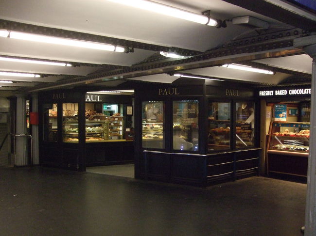 オペラ座で見学チケット購入後に、地下鉄の駅の中にあるPaulで朝ごはん。<br />オペラ座駅の改札に向かう途中の地下街に、普通にPaulがあります。日本の高級路線とは随分な違い。