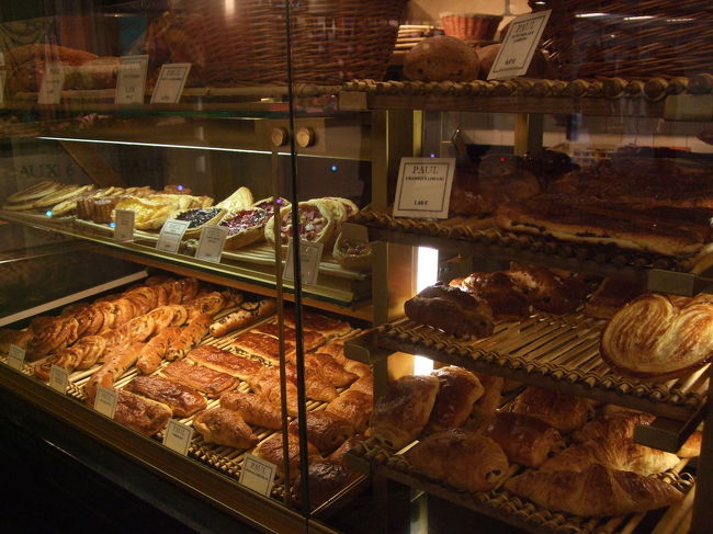 ショーケースが並んでいて、パンだけでなく、ドルチェ、サンドイッチ（バゲットタイプ）もあります。<br />でも、日本とは違って、比較的リーズナブルプライス。