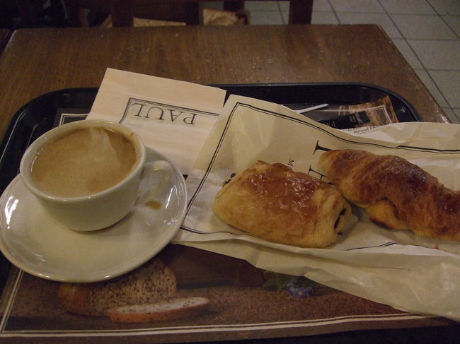 カフェ・クリーム（＝カフェオレ）、クロワッサン、パン・オ・ショコラを注文。<br />これで4.5ユーロ。パリ市内のパン屋さんよりは比較的高めです。やっぱりPaul。