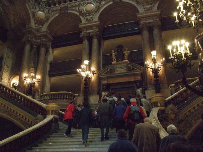 オペラ座に戻って、見学ツアーに参加です。<br />オペラ座内部は入場料を払うと自由に見学可能ですが、水曜と日曜だけは英語、フランス語のガイドツアーがあります。<br />オペラ座の歴史や内部の説明付きのガイドツアーです。<br /><br />こちらは正面入り口を入ったところ、大階段と踊り場。<br /><br />