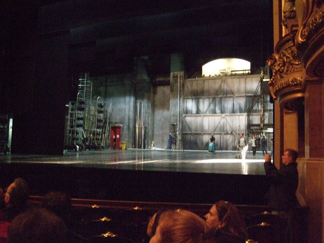 ガイドツアーの特典として、特別に観客席に入ることができます。<br />観客席に座って内部の説明を聞けるのですが、ちょうどこの時は、ステージ上で夜に行われるバレーの準備をしていました。<br />念入りに床を磨いていたのが印象的です。