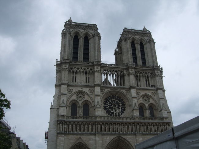 オペラ座のあとは、またパリ市内を散歩です。<br />てくてく歩いて、ノートルダム大聖堂へ。聖堂内へ入るのは無料ですが、上の展望台へ上がるのは有料で並んでいます。