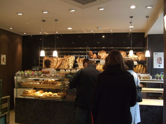 もちろんバゲットも売っています。<br />普通のバゲットでわずか1ユーロ。日本の値段は何なのでしょうか？