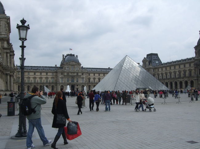 次は、今日のメインであるルーブル美術館へ。ルーブル美術館は、水曜日の夜は22時まで見学可能で、18時以降は入場料も割引になります（6ユーロ）。<br /><br />有名なガラスピラミッドから入場しました。<br />ちなみに、入り口にはお土産や写真を撮る客引きの人がたくさんいますが、18時以降になると減るので、そういう意味でもお勧めです。
