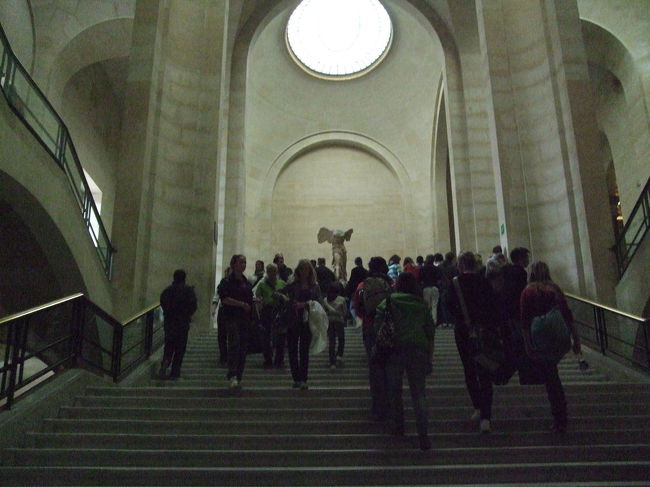 ピラミッド地下のホールからドゥノン翼へと入ると、最初に現れるのが「サモトラケのニケ」。<br />ダリュの階段踊り場に置かれているのですが、下から上っていくと天窓から光が当たって本当に美しいです。<br /><br />モナリザよりもミロのビーナスよりも、一番気に入りました。