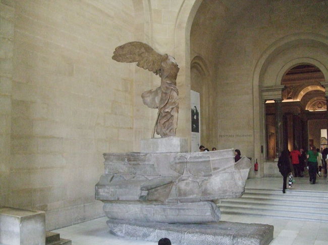 同じく「サモトラケのニケ」。<br />近づいて見てみると、ニケの像だけではなく、船の形をした台座に乗っていました。