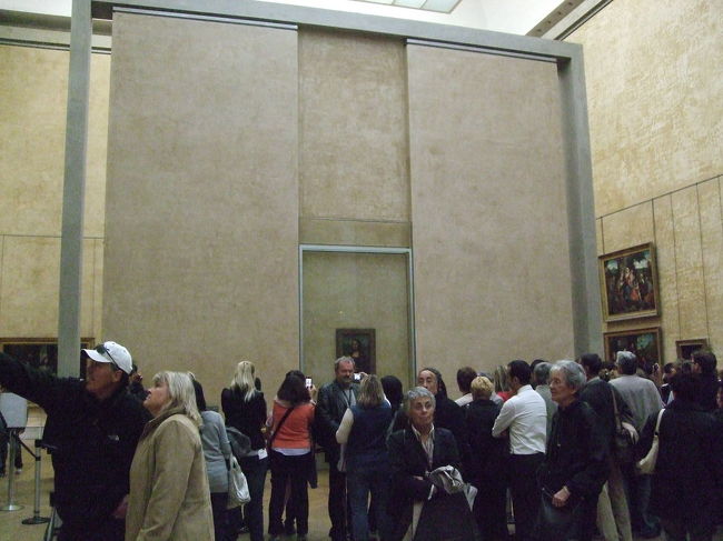 次は、メインの「モナリザ」です。<br />意外に空いていました。小さな絵が厳重に管理されています。でも、周囲の警備の人は暇そう。