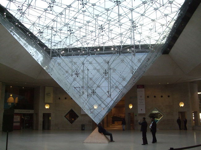 ダビンチコードでも有名になった逆ピラミッド。<br />確かこの下に聖杯が隠されていたのでしたっけ？