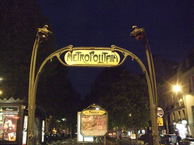 夜になると、こんな具合になります。<br /><br />こういうテーマを見つけて、街歩きをしても楽しいかもしれません。