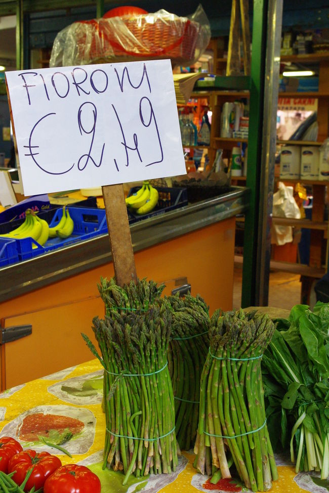 テスタッチョには私の大好きな市場があった。美味しそうなアスパラも安い！