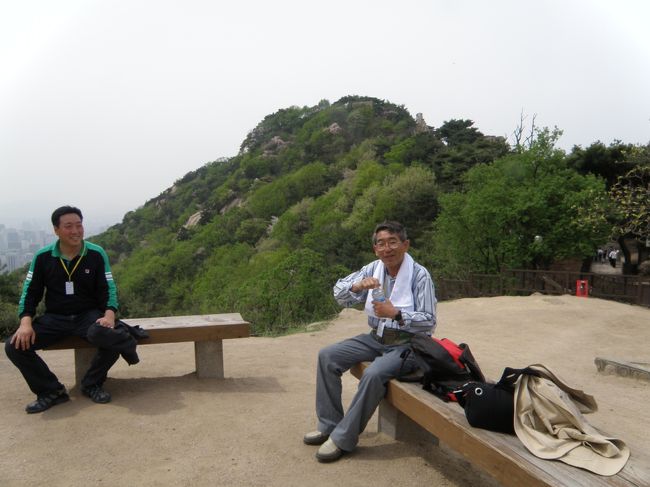 あ-いい気分だな-<br />まるで山登りしているみたいだ<br />オイオイみたい、ではなくこれは<br />山登りだろが