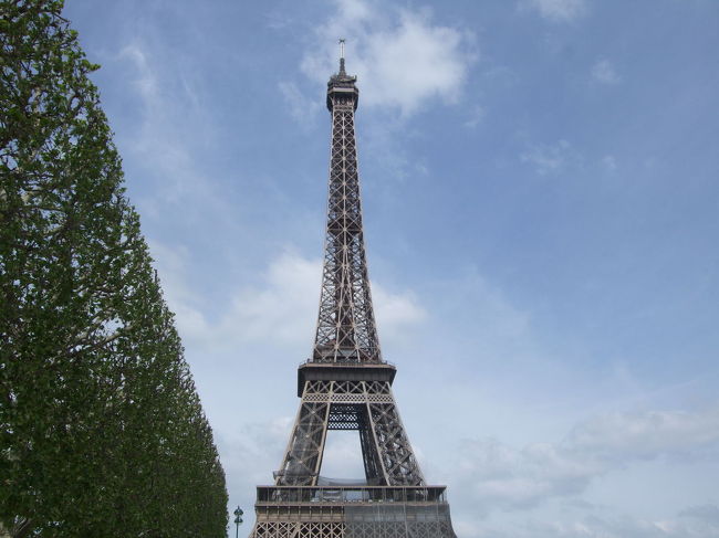 地下鉄の駅に行く途中でエッフェル塔が見えました。<br />勿論こちらがオリジナルですが、東京タワーの方が綺麗に見えるのは身贔屓でしょうか。