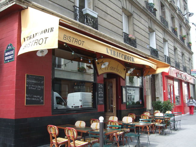 お昼は地元の食堂にランチを食べに行きました。<br />おしゃれなお店ではありませんが、フランス料理です。<br />