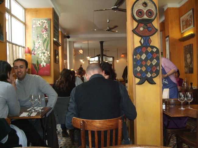 お店の中は地元の人で一杯。<br />満席だったので、しばらく待った後に相席で座らせてもらいました。<br />地元のお店なので、英語はほとんど通じず。雰囲気で何とかコムニュケーションを取りました。