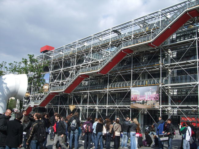次は、ポンピドゥーセンターへ。<br />こちらは、フランスの芸術センターのような建物で図書館や映画館、展示スペースなどはあります。<br />建物自体も化学工場をイメージしたのか、奇抜な外観です。