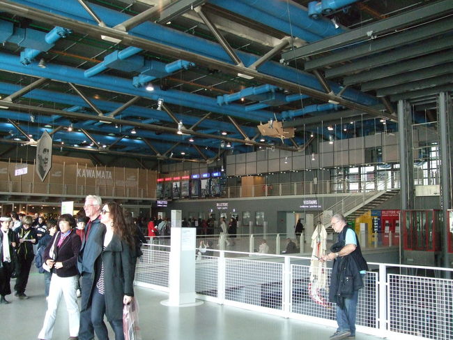 内部は真ん中が吹き抜けになっていて、左右に映画館などが配置されています。