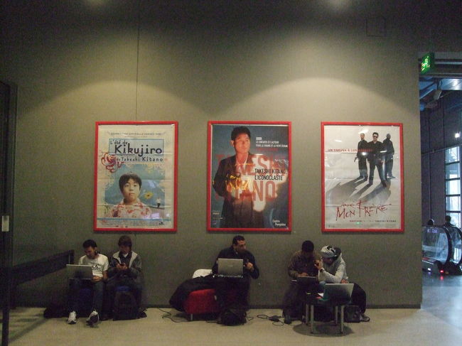 映画館の１つで、半年間の予定で北野映画が入れ替わりで上映されていました。<br />力の入れ方も半端ではなく、上映中の映画の紹介ポスターも北野映画で占有です。