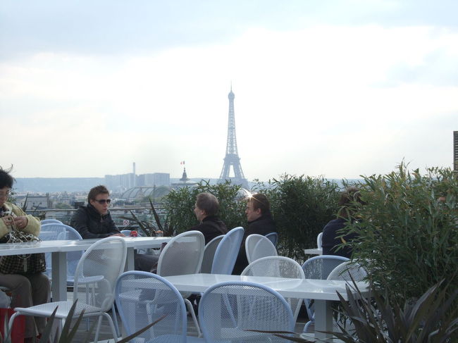 プランタン屋上。<br />あまり知られていないらしく、観光客はほとんどおらず、従業員の食事の場所であったりします。<br /><br />ベンチとテラスが用意されていて、パリ市街が一望できます。