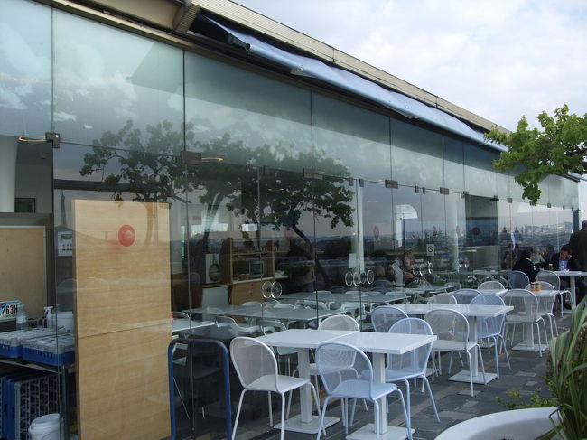 屋上には簡単なカフェも設置されています。