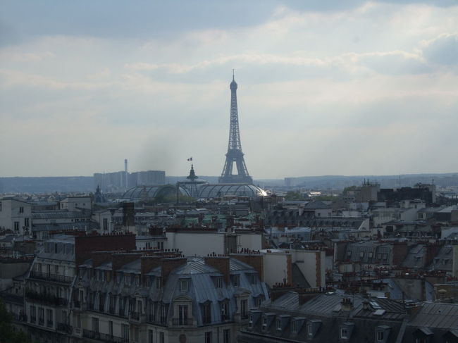 屋上から見たエッフェル塔。<br />こうやってみると、パリ市内は高い建物がほとんどないことがわかります。<br />東京だったら、デパートの屋上からはビルに隠れて東京タワーは見えないでしょう。