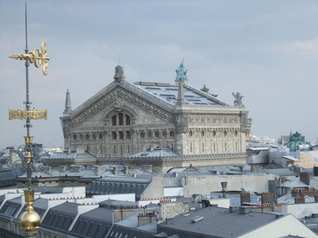 オペラ座も良く見えます。<br />こうやって見ると、屋根は意外に質素です。