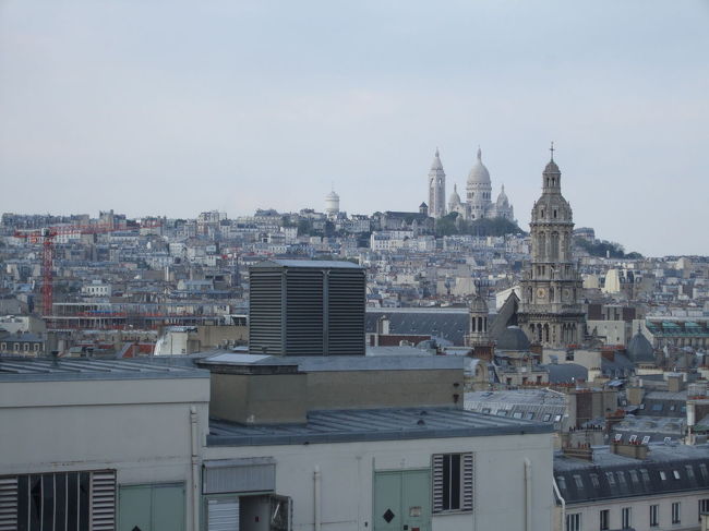 反対側はモンマルトーの丘。<br />パリ市内では最も高い丘ですが、それでもあまり高くはありません。<br />パリは平坦な街でした。
