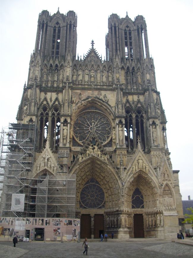 最初に向かったのは、<br />世界遺産『ノートルダム大聖堂』<br />歴代国王の戴冠式が行われた由緒ある大聖堂です。<br />25人の国王がここで王冠を授かったとか。