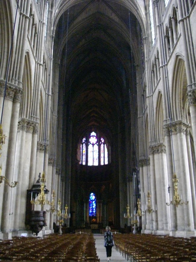 王は、祭壇の前で王冠を授かったのでしょうね。