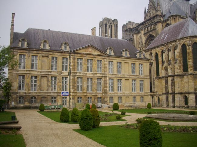 大聖堂の隣りにあるのが、<br />世界遺産『トー宮』<br />大司教の住まいだったようです。<br />現在は、大聖堂に関わる品々の博物館になってます。