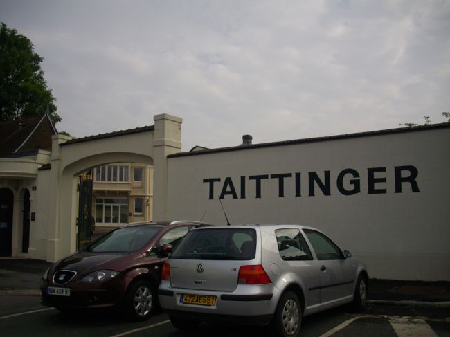 大聖堂から美しい街並みを歩き到着したのが<br />『TAITTINGER』<br />シャンパンカーヴの見学をします。<br />時間の都合上、フランス語ガイドツアーに参加しました。<br />日本語ガイドはありませんが、英語ガイドがあります。<br />