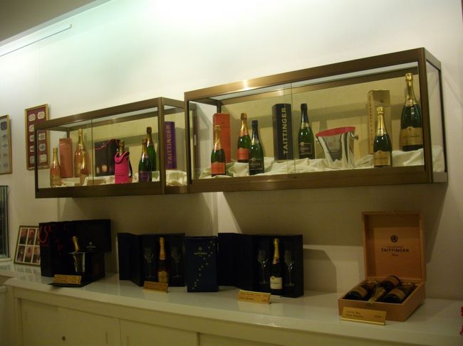 見学終了後は、こちらで試飲タイム！<br />この部屋で、シャンッパンを販売してます。