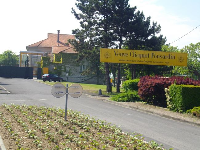 続いて訪れたのが、<br />『Veuve Clicqout』<br />こちらのカーヴ見学は、予約が必要。<br />おひなさんは、予約してなかったので、ギャラリーだけを見学。