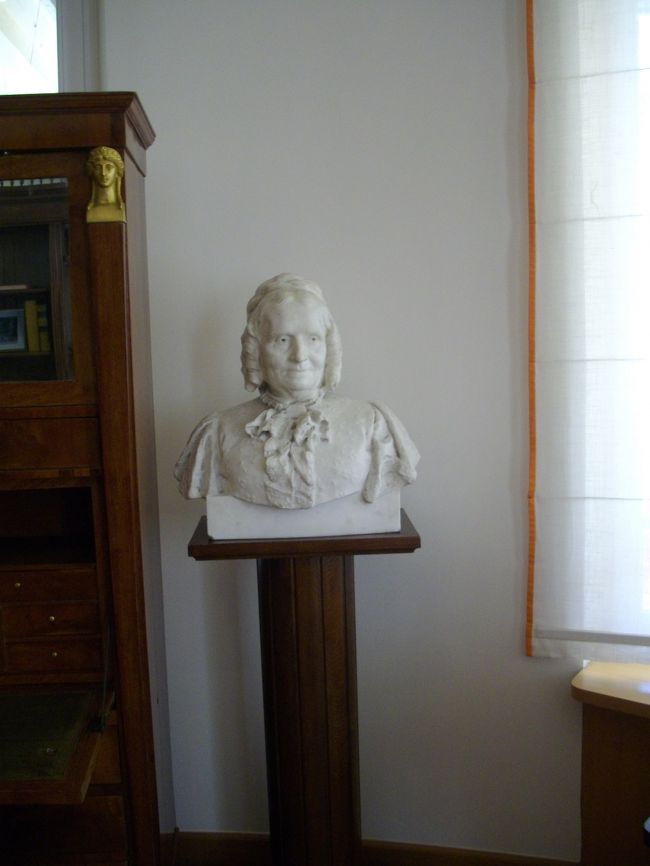 マダム･クリコ像です。