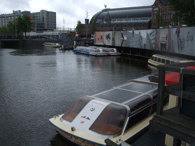 アムステルダムは、水の都でした。<br />市内を何本もの運河が流れていて、船が往来しています。