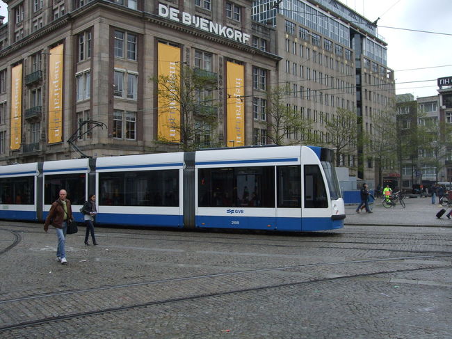 運河の船だけではなく、市内には路面電車も。<br />ヨーロッパは路面電車が運行されている都市が多く、市内の移動がとても便利です。