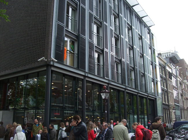 アンネフランクの家です。<br />現在はアンネフランクの家は、そのままの状態で保存されていて、内部を見学することが可能です。<br />隣の建物が入り口と資料館として使用されています。<br /><br />小さな施設なので、入館するのに結構並んでいます。