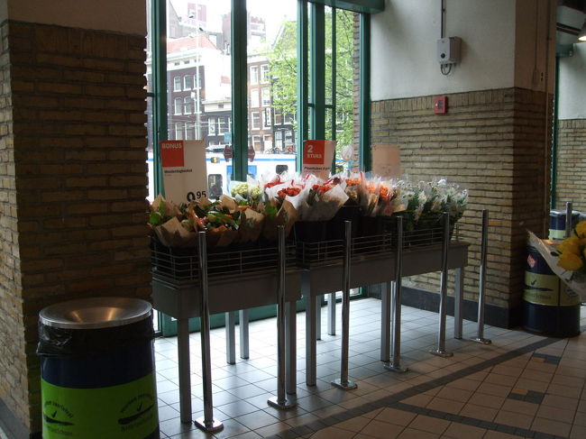 入り口に献花がありました。