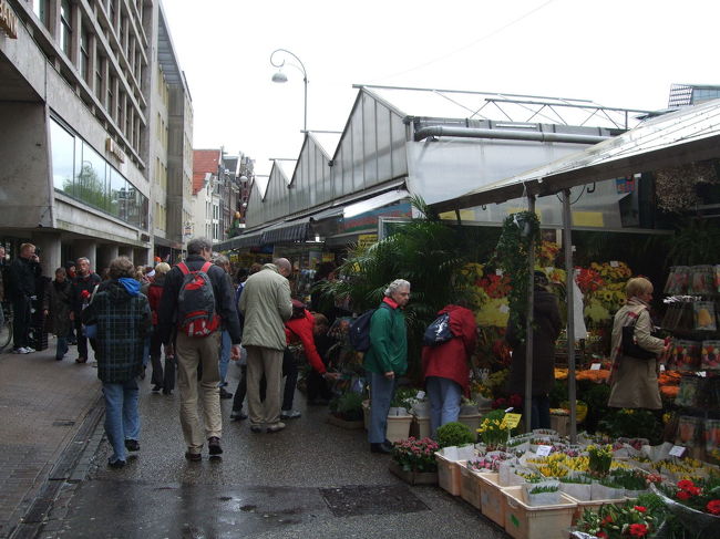 市内に花屋が並んでいる地区がありますが、観光客向けです。<br />でも、綺麗な花が並んでいて格安で購入可能なのは、さすがオランダ。