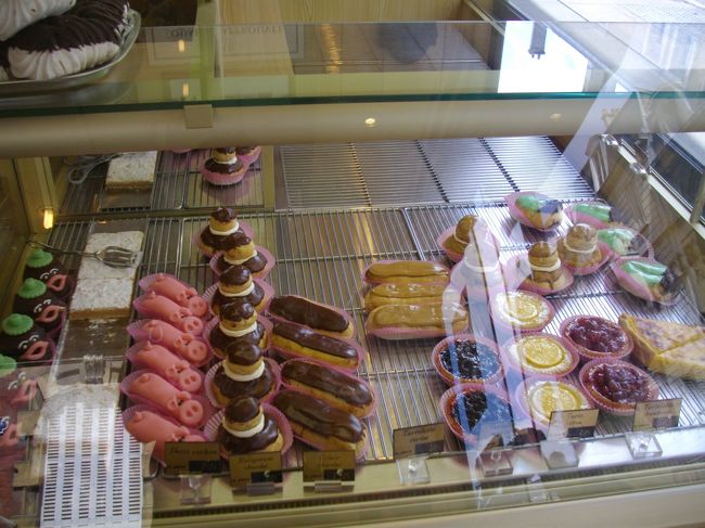 街をテクテク歩いてるとカワイイお菓子屋さんを発見。