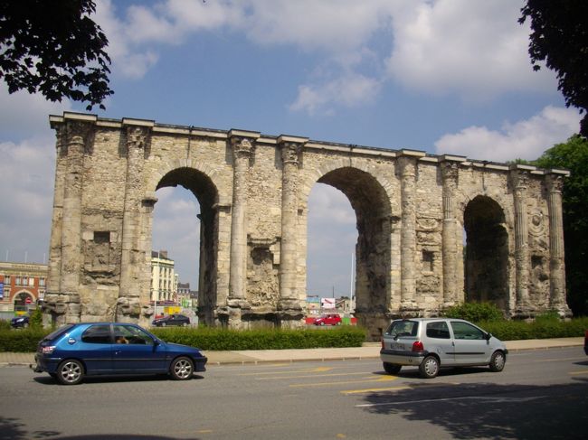 マルス門。<br />西暦200年頃に建てられた大凱旋門です。<br />