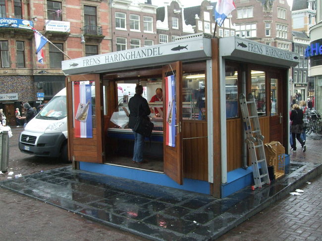 街中にあるキオスクのようなお店。観光客向けにアムステルダム名物を売っています。