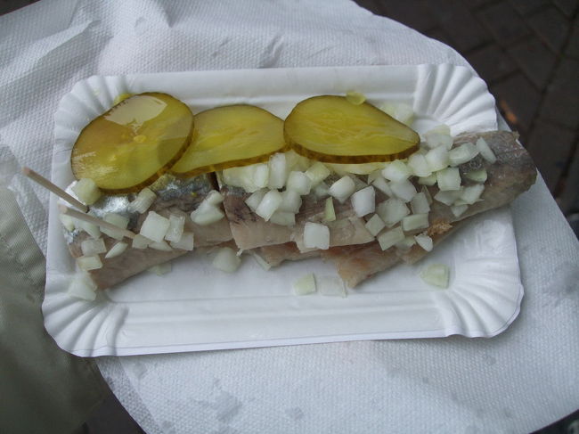 アムステルダム名物その１、ニシンの酢漬け。歯ごたえがあって、なかなか良いお味でした。