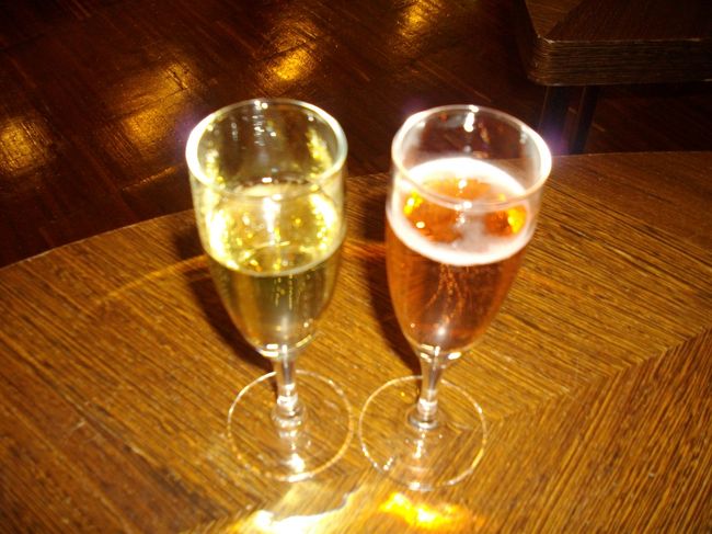 楽しみの試飲です。<br />夕シャンを頂きましょう。<br />2種類のシャンパンを試飲できるコースに参加したので白の甘口とロゼをチョイス。<br />美味かったぁ〜。