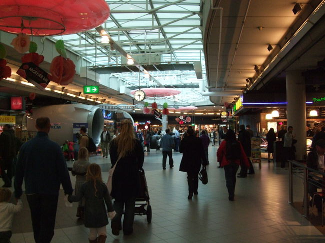 中央駅からわずか15分ほどのスキポール空港駅のホームから階段をあがると、既に空港のコンコースでした。<br />日本もこのぐらい近くて便利だと良いのですが。