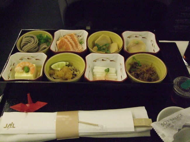 機内食は、やっぱり和食です。<br />しばらく食べていなかったのもありますが、やっぱり和食は落ち着きます。